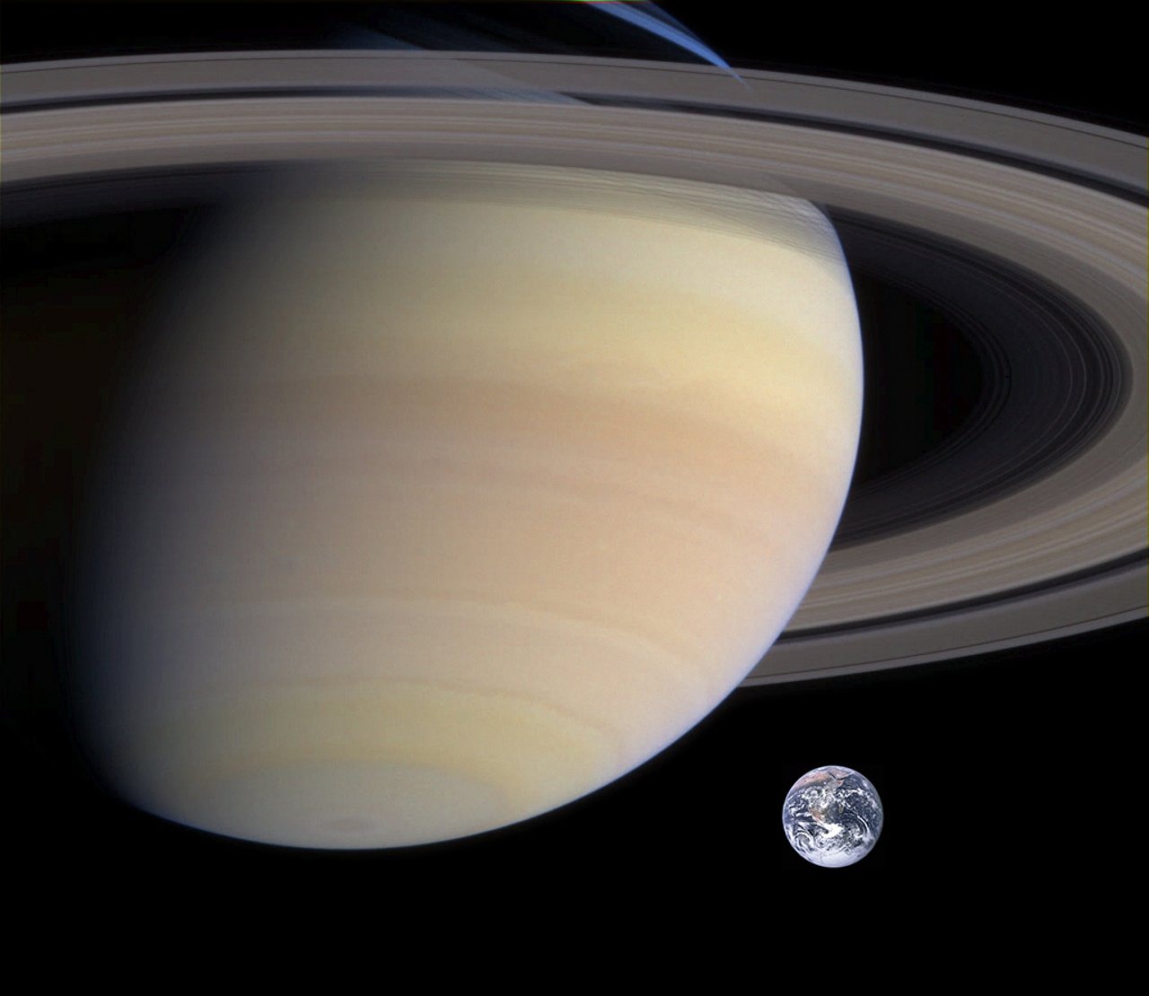 ¿Cuántos satélites orbitan alrededor de Saturno?