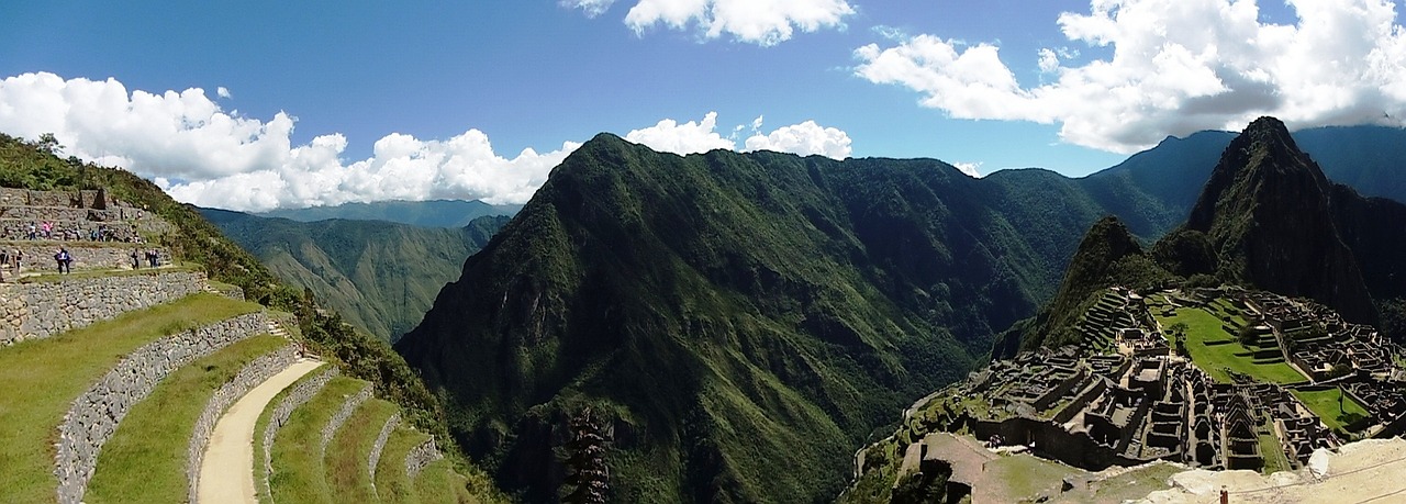 La Magia del Río Urubamba al Pie de Machu Picchu