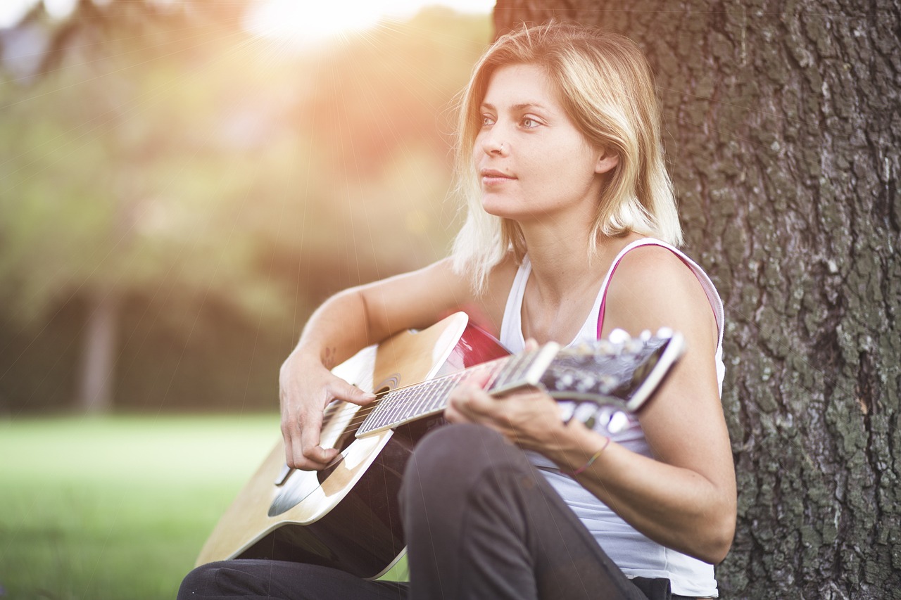 ¿Quién es el cantante detrás de la canción 'Como Estrella'?