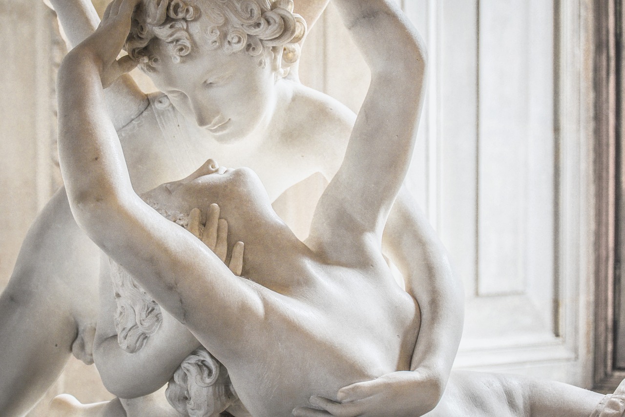 Descubriendo el Significado de la Escultura de la Mano
