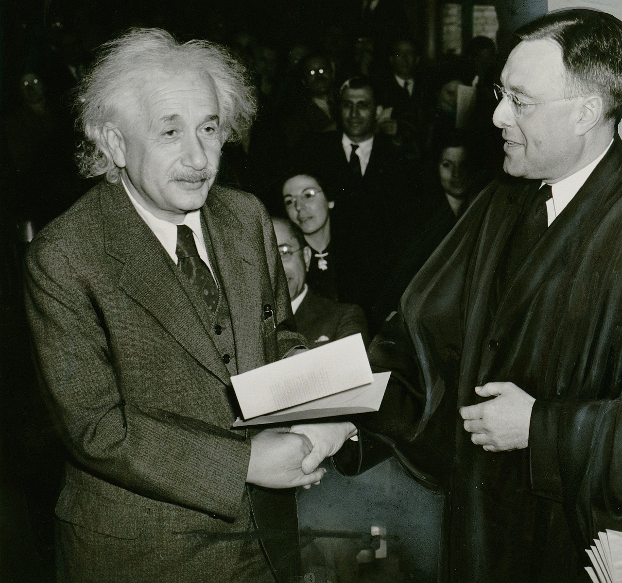 Albert Einstein y su visión sobre la gravedad